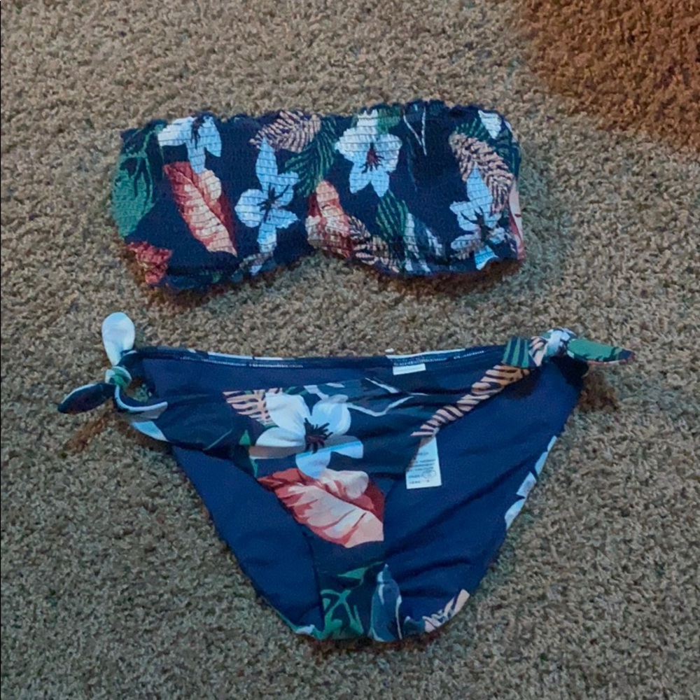 Holister mix and match bikinis - Picture 2 of 8